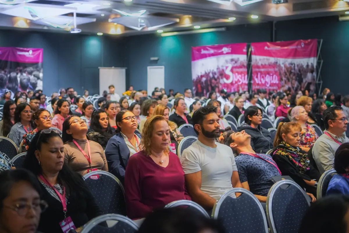 Asistentes del congreso escuchando la ponencia desde las butacas