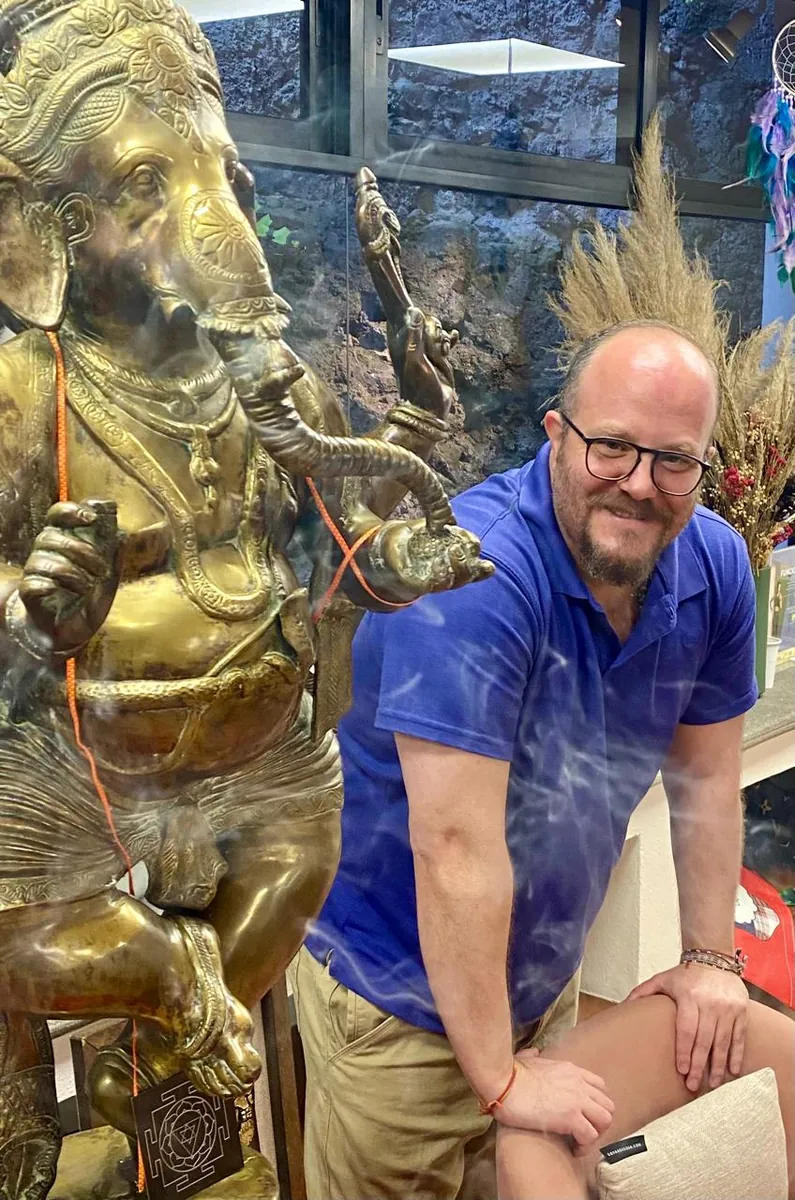 Facilitador junto a la escultura de Ganesha en la sala del taller