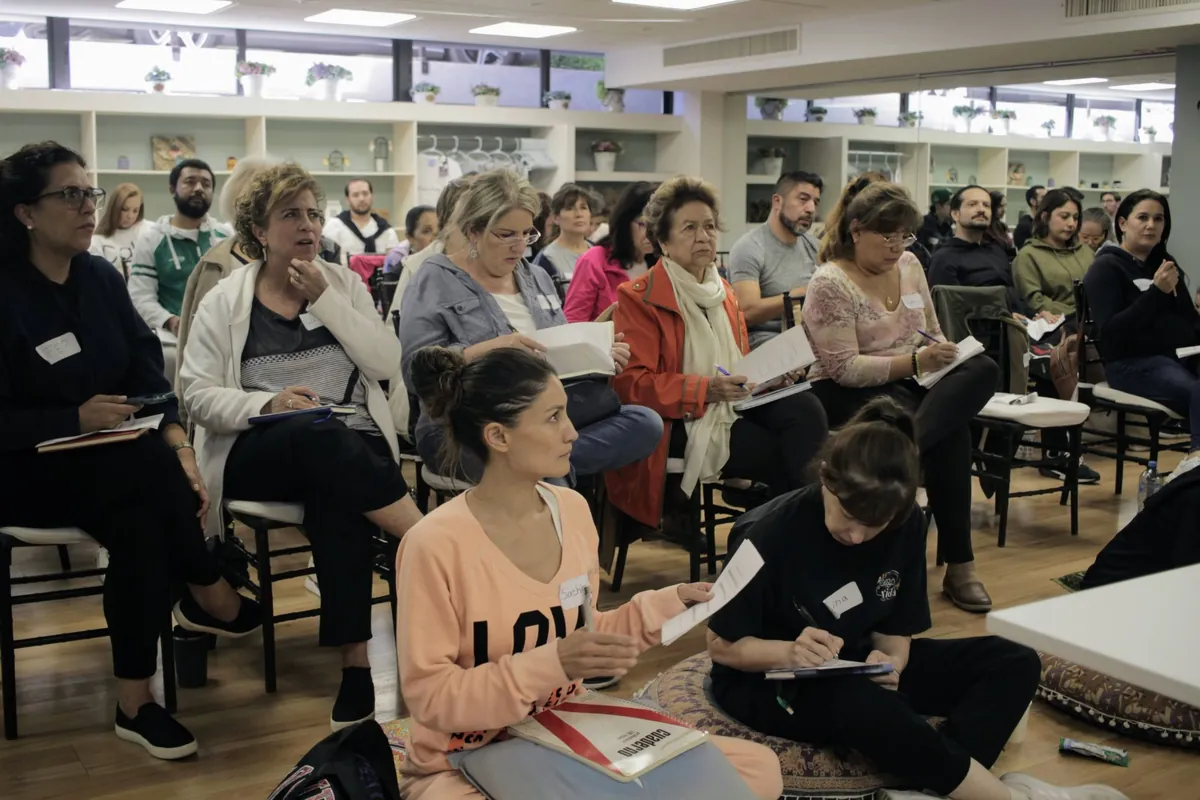 Asistentes tomando notas durante un taller en semicírculo