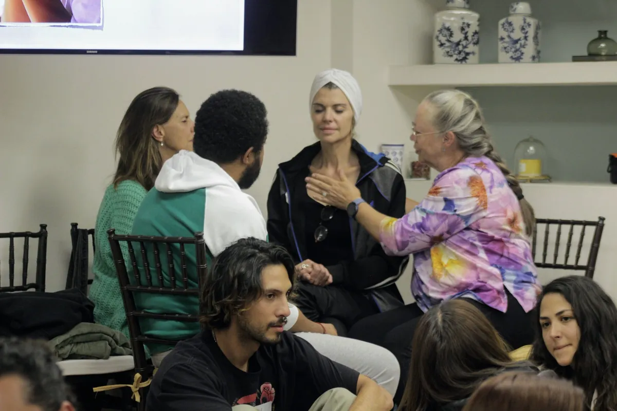 Grupo compartiendo en círculo durante una dinámica del taller