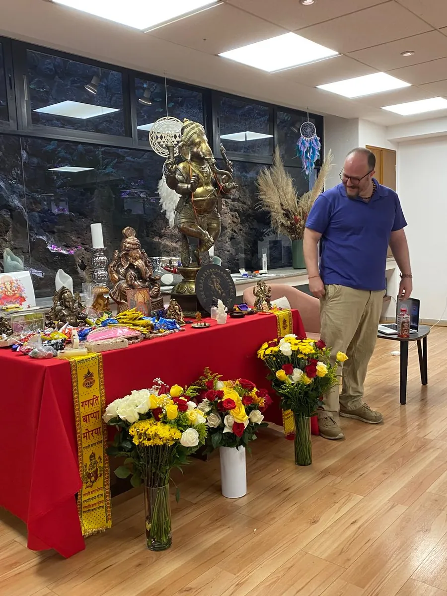 Altar con flores y ofrendas preparado para la sesión